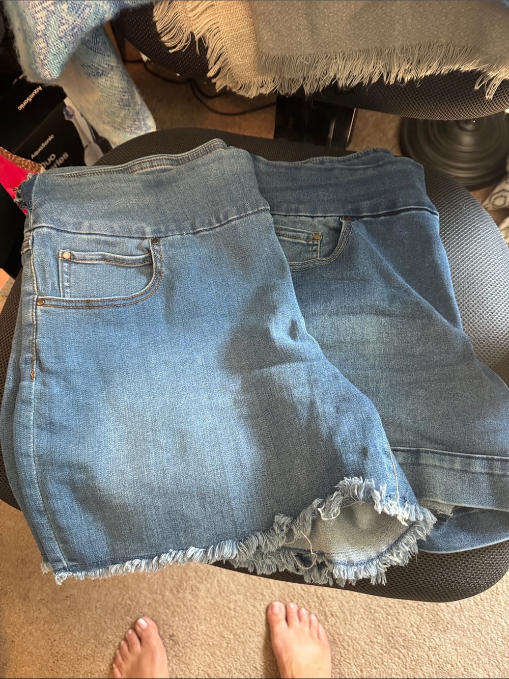Women's Blue Denim pull on shorts -large EUC